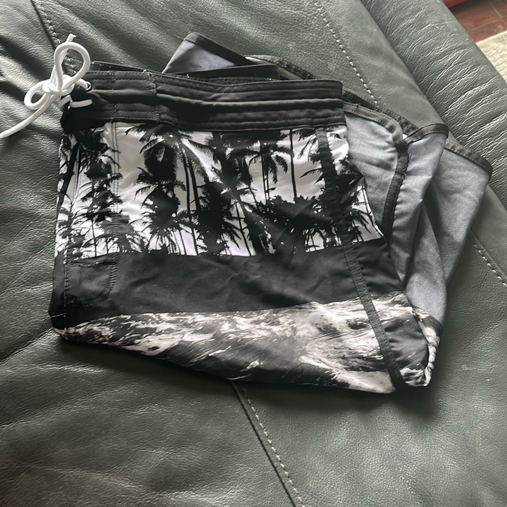 Oldnavy size 36 scenic, black and gray swim short